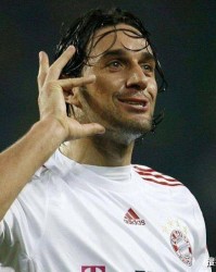  多特蒙德主场灯光秀致敬传奇教练希斯菲尔德  