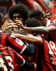  里昂主场惨败尼斯，防守漏洞暴露主帅承压  