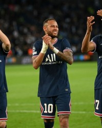  巴黎主场逆转里昂，姆巴佩双响定乾坤  