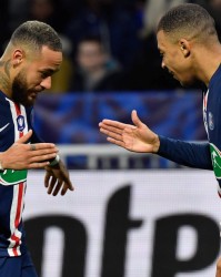  巴黎圣日耳曼客场逆转击败里昂，积分榜领跑优势扩大  