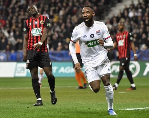  斯特拉斯堡vs尼斯爆发大规模冲突，多人染红被罚下  