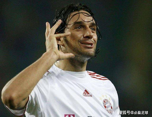  多特蒙德主场灯光秀致敬传奇教练希斯菲尔德  