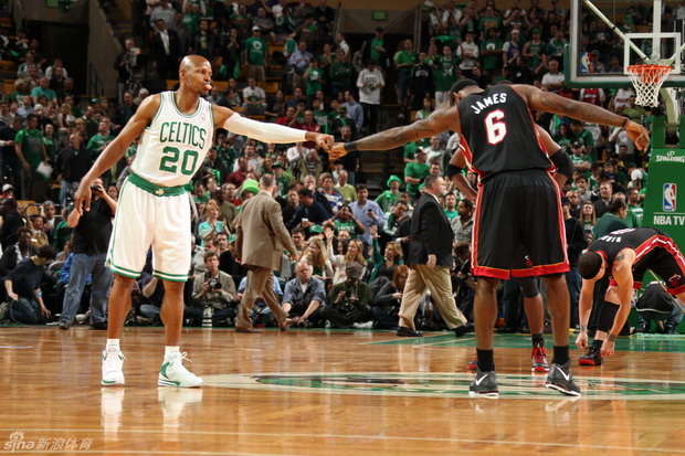  霍勒迪生死时刻封盖雄鹿险胜凯尔特人获关键卡位战